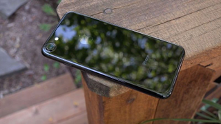 Otro problema para el iPhone 7 negro brillante: el texto del panel trasero puede despegarse con facilidad<em></em>
